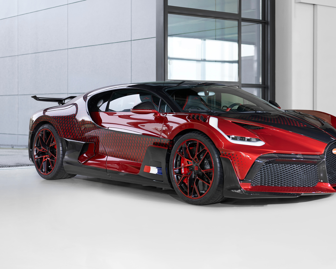 Дорогой автомобиль  Bugatti Divo Lady Bug 2021 года в гараже