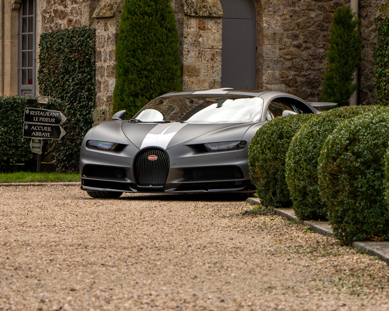 Дорогой автомобиль Bugatti Chiron  у дома