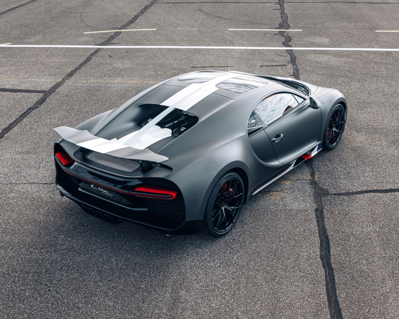 Спортивный Bugatti Chiron вид сверху