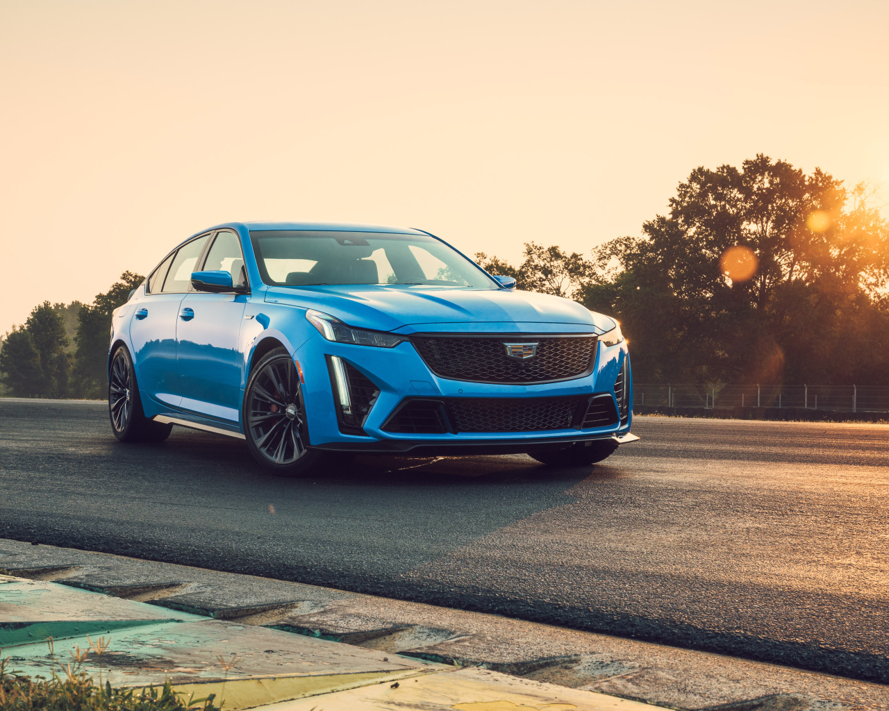 Синий автомобиль Cadillac CT5-V Blackwing, 2022 года на закате