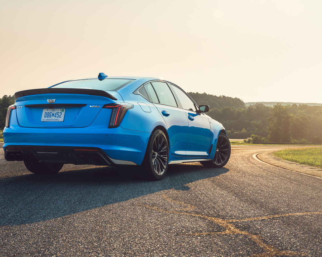 Голубой автомобиль Cadillac CT5-V Blackwing, 2022 года вид сзади