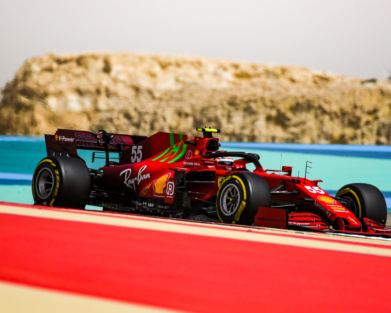 Красный гоночный автомобиль  Ferrari SF21 2021 года на трассе