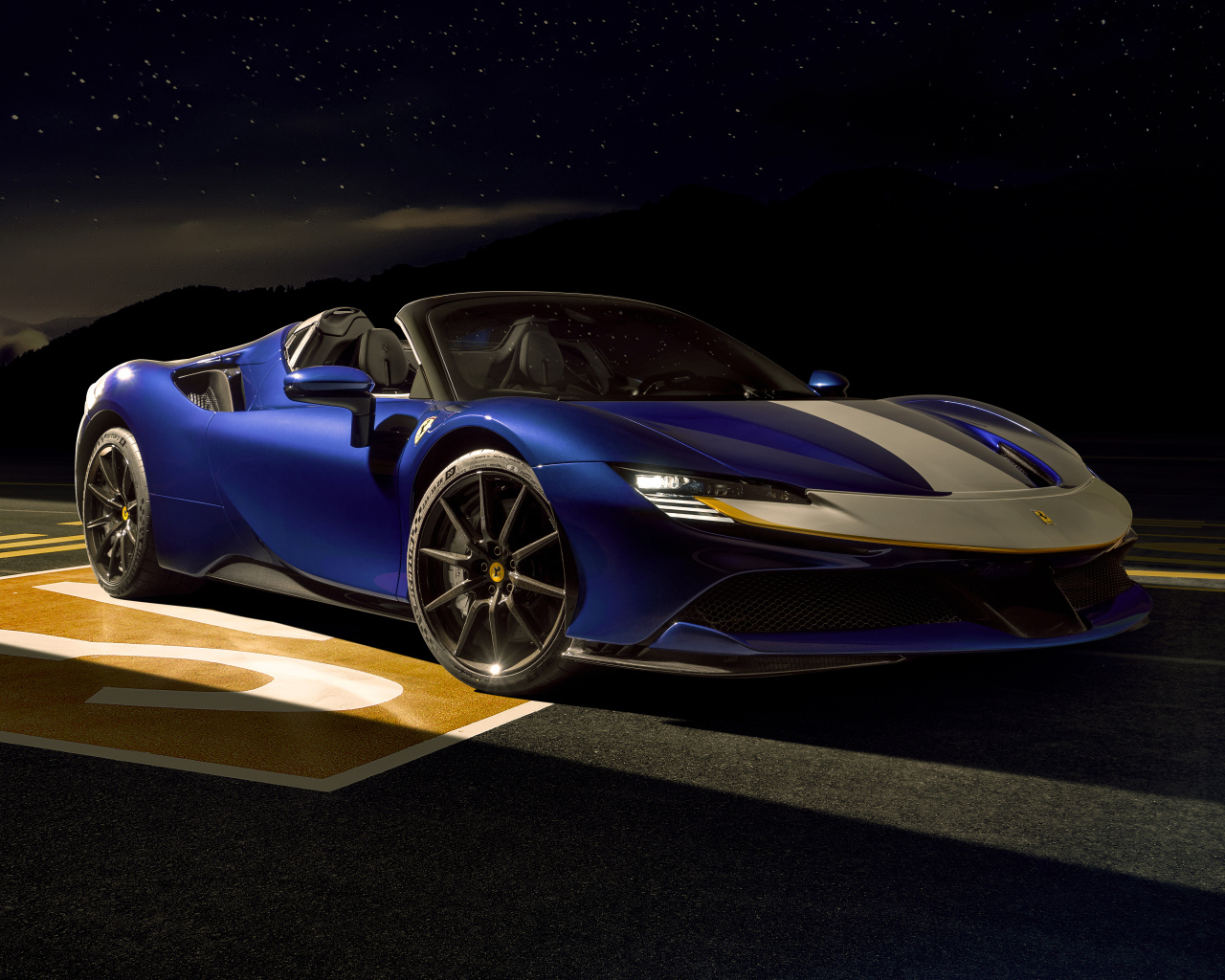 Спортивный кабриолет Ferrari SF90 Spider Assetto Fiorano 2021 года на фоне неба