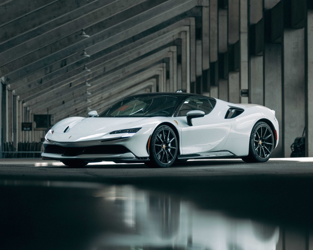 Белый автомобиль Ferrari SF90, 2021 года в ангаре 