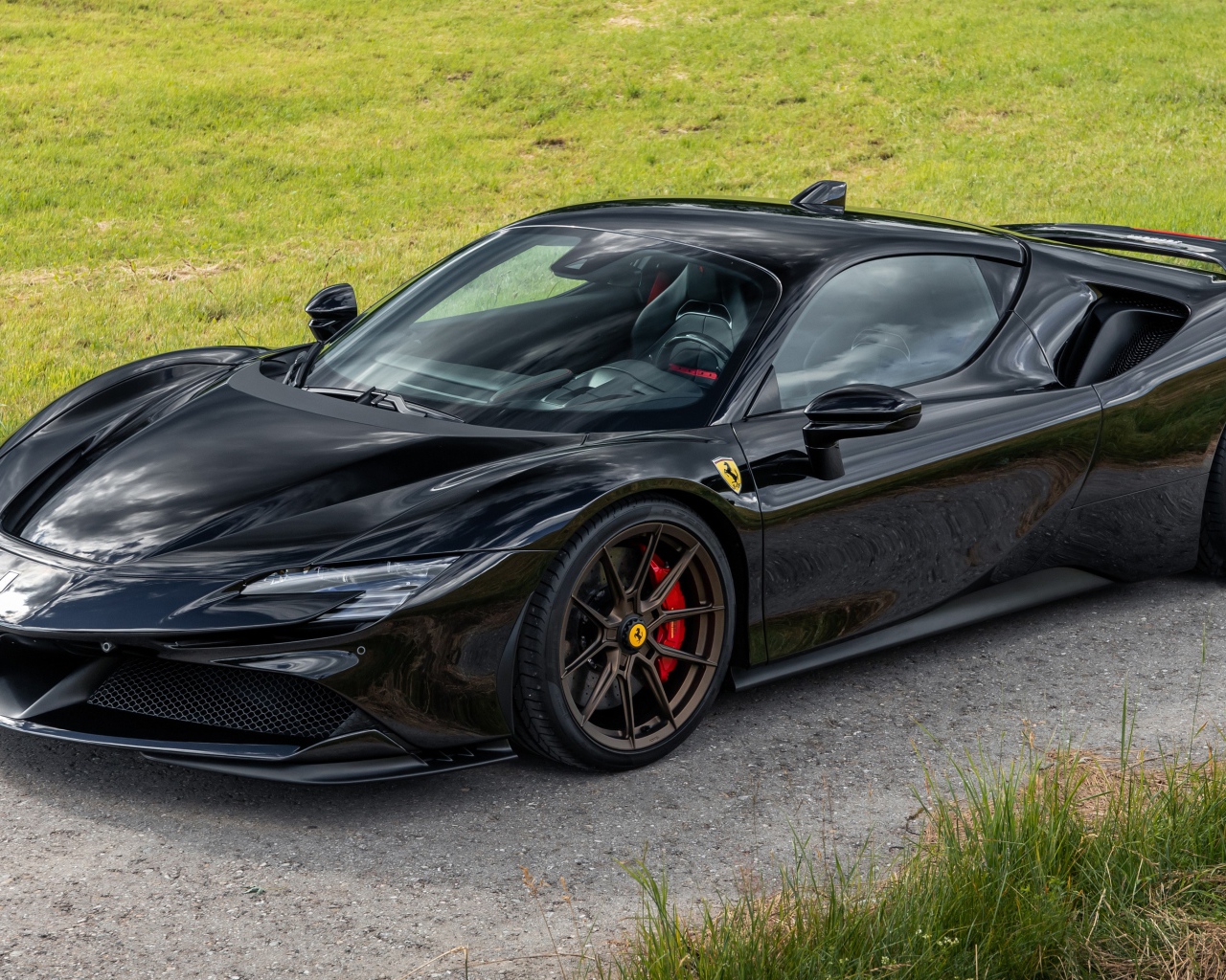 Черный быстрый автомобиль Novitec Ferrari SF90 Stradale 2021 года 