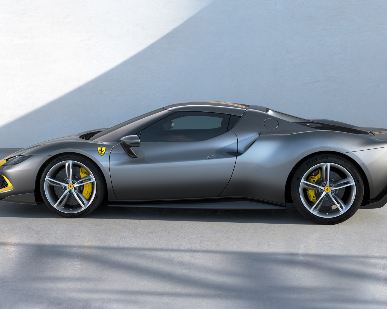 Быстрый серебристый автомобиль Ferrari 296 GTB Assetto Fiorano 2022 года вид сбоку