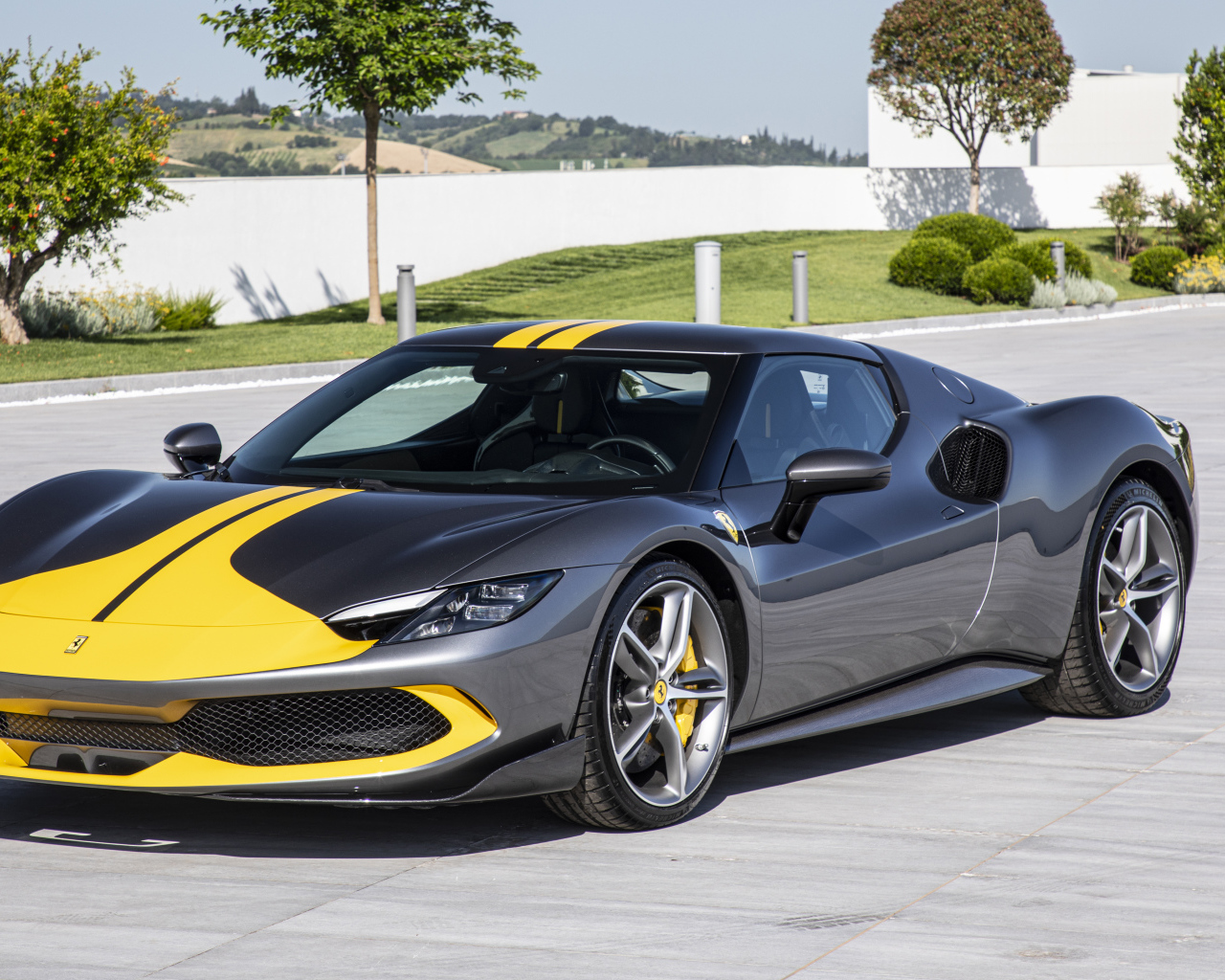 Серебристый спортивный Ferrari 296 GTB Assetto Fiorano 2022 года