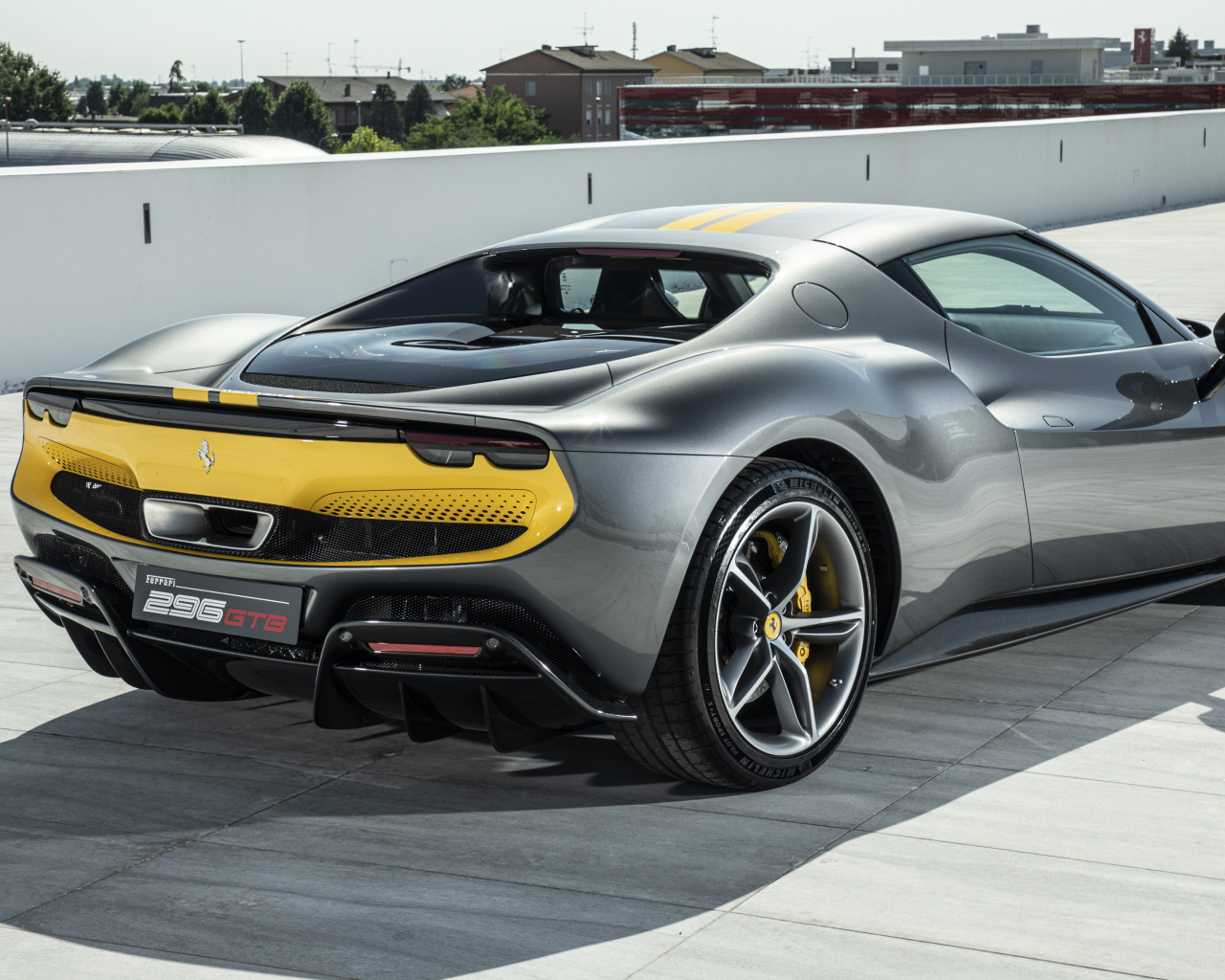 Автомобиль Ferrari 296 GTB Assetto Fiorano 2022 года вид сзади