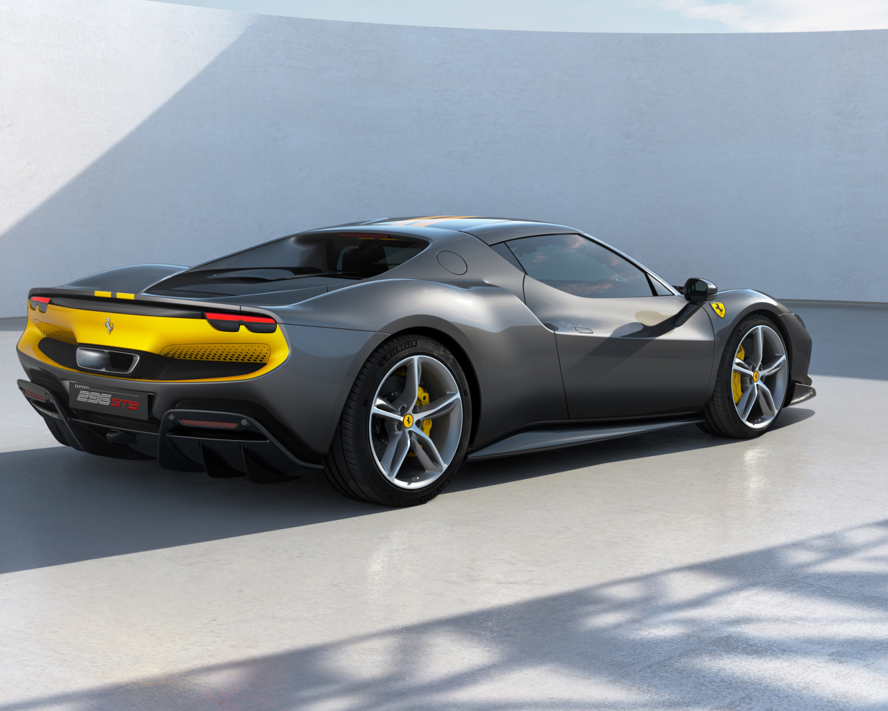 Быстрый автомобиль Ferrari 296 GTB Assetto Fiorano 2022  года вид сзади