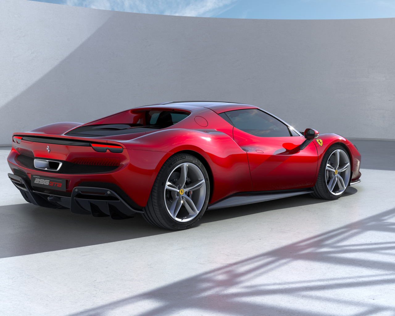 Спортивный Ferrari 296 GTB 2022 года вид сзади