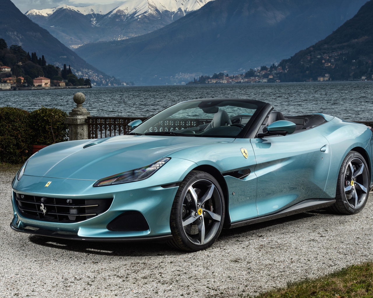 Красивый спортивный автомобиль Ferrari Portofino M 2021  года