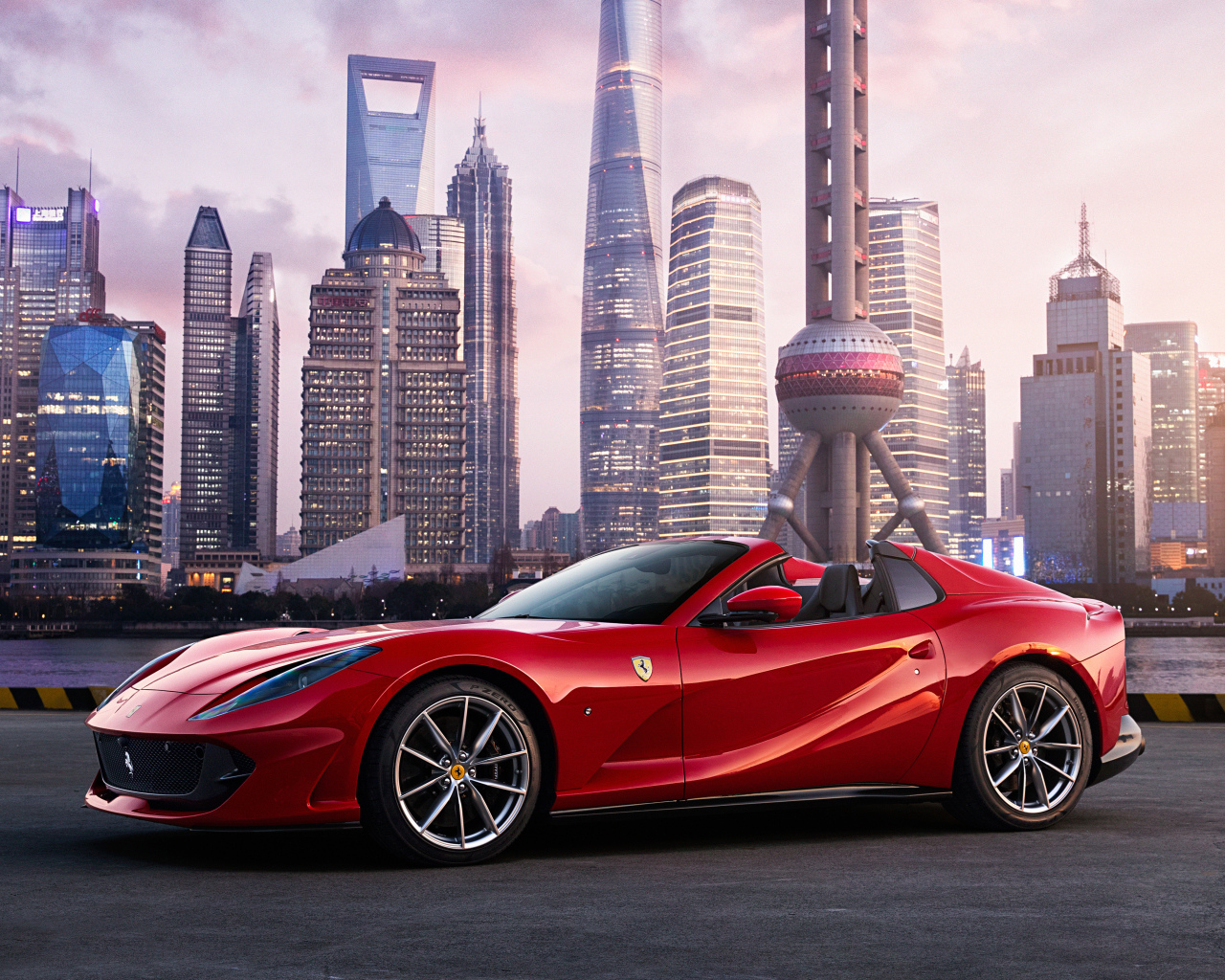 Дорогой красный автомобиль Ferrari 812 GTS на фоне города