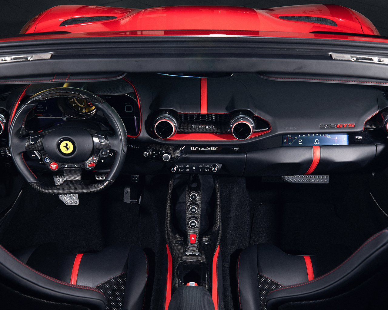 Черный салон красного автомобиля Ferrari 812 GTS