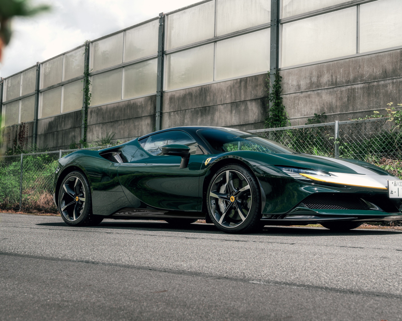 Автомобиль Ferrari SF90 Stradale Assetto Fiorano у стены