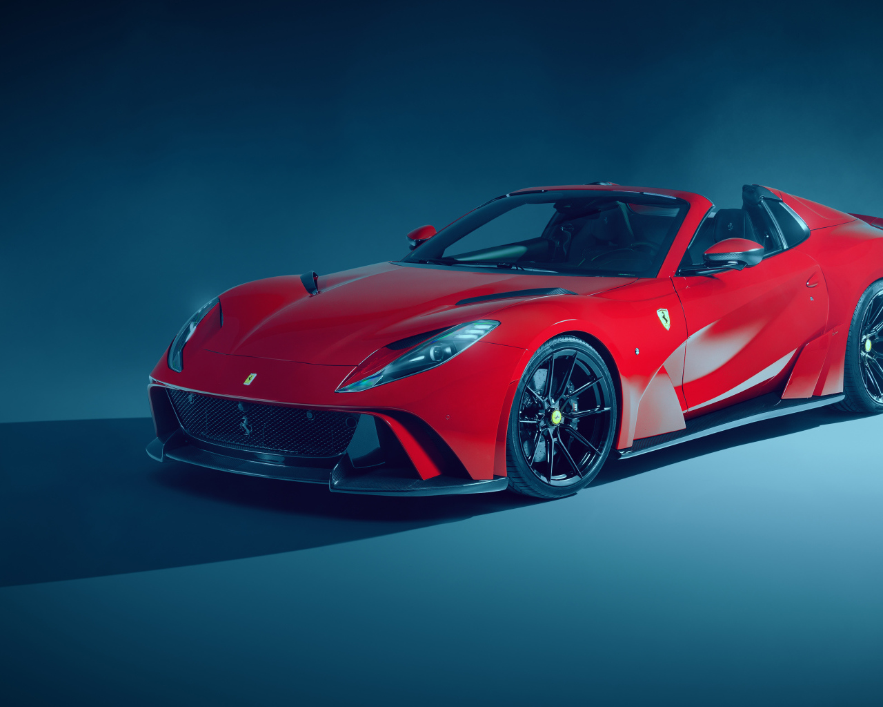 Красный кабриолет Novitec Ferrari 812 GTS N-Largo 2021 года на сером фоне