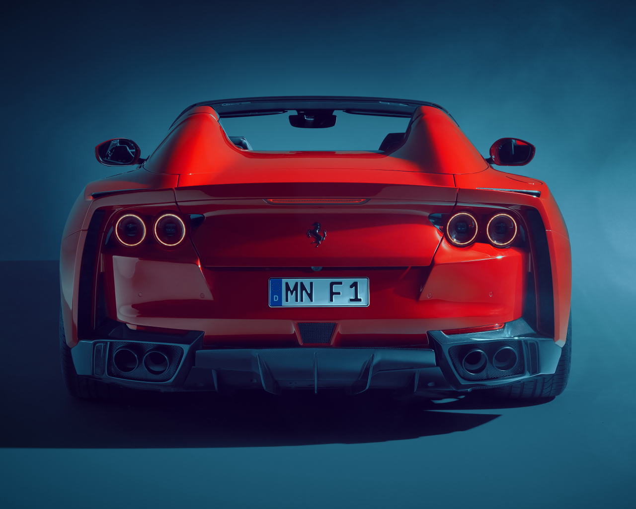 Красный автомобиль Novitec Ferrari 812 GTS N-Largo 2021 года на сером фоне 