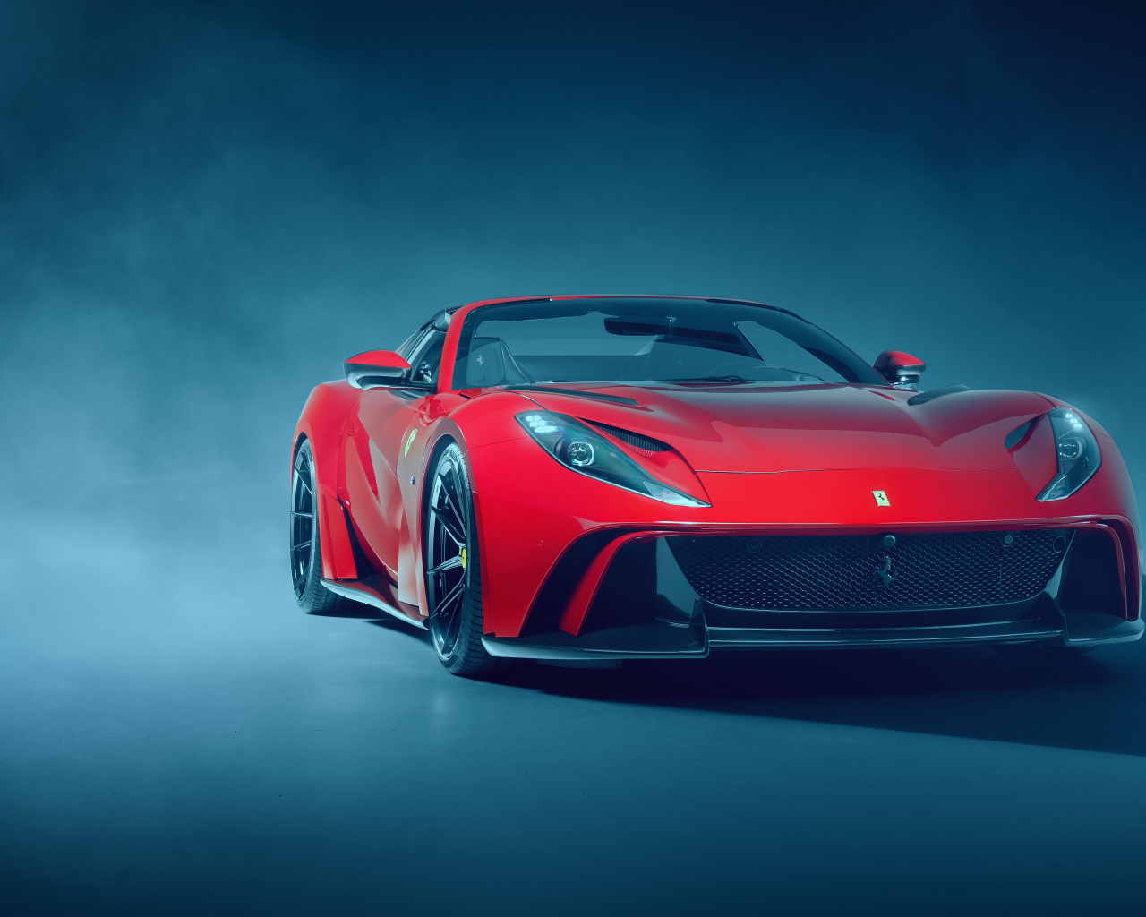 Красный Novitec Ferrari 812 GTS N-Largo 2021 года на сером фоне 