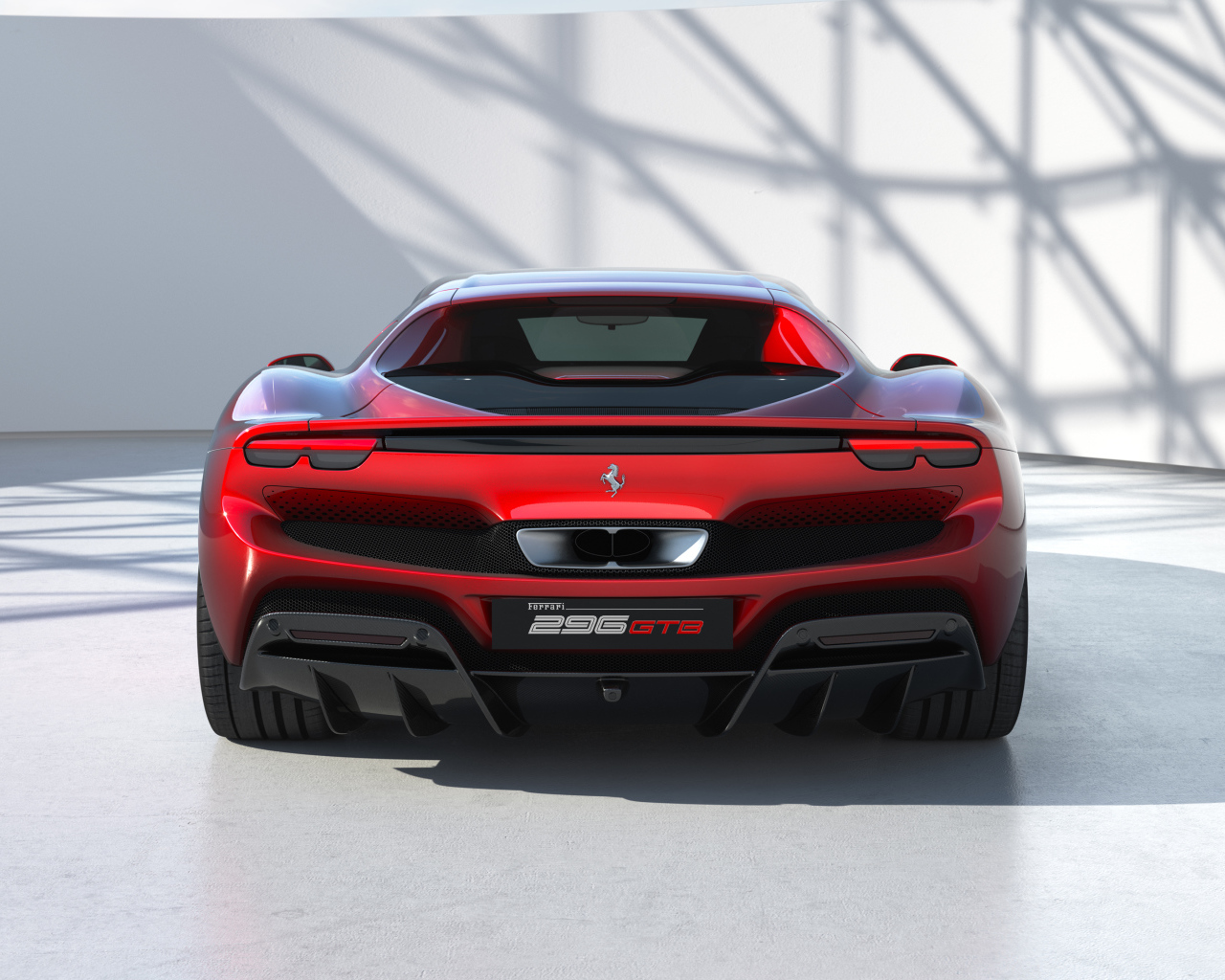 Красный Ferrari 296 GTB 2022 года вид сзади