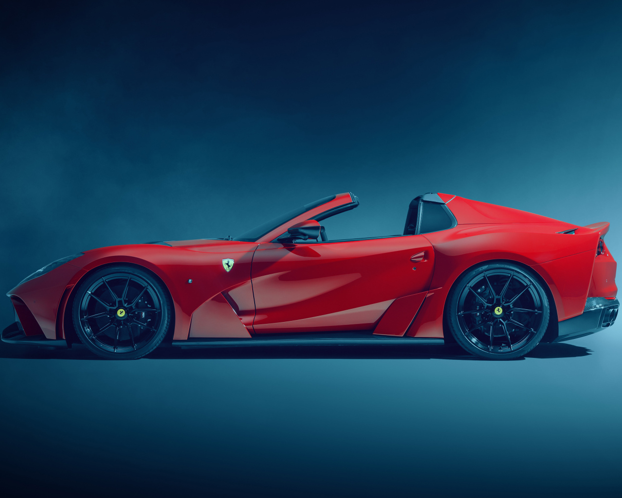 Красный Novitec Ferrari 812 GTS N-Largo 2021 года на сером фоне вид сбоку