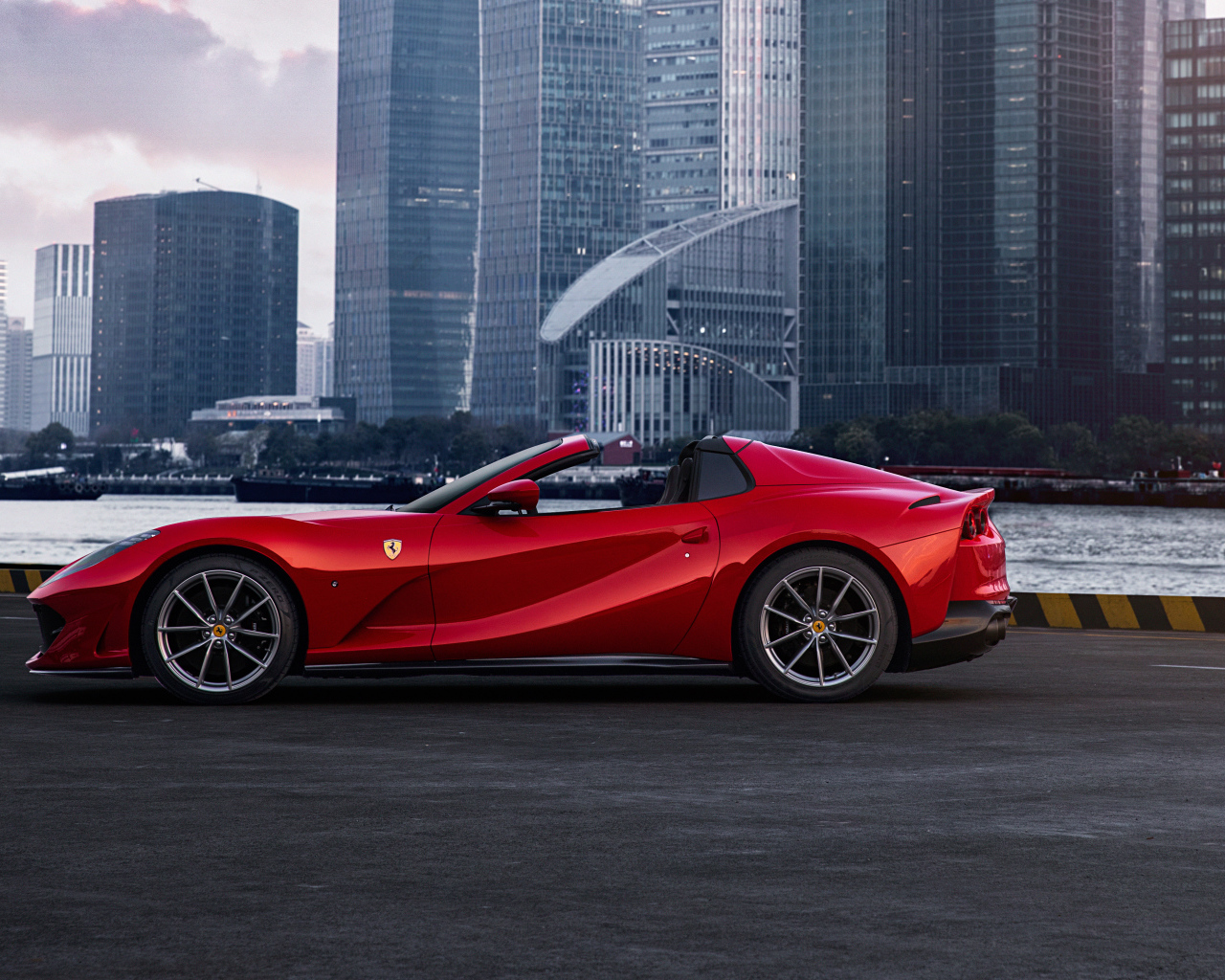 Красный автомобиль  Ferrari 812 GTS на фоне города