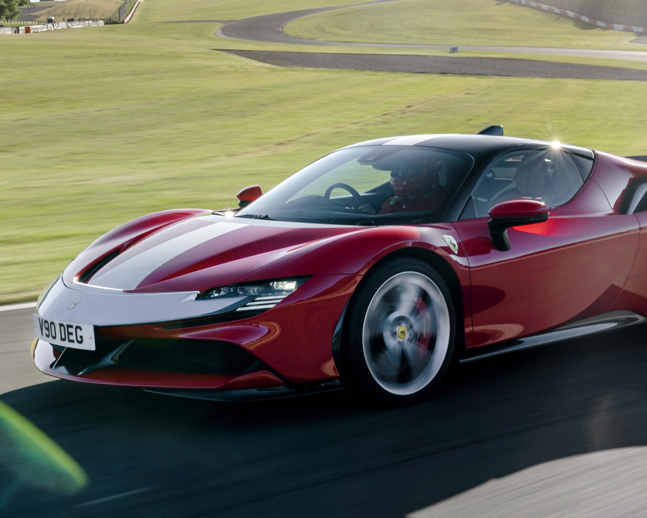 Красный быстрый Ferrari SF90 на трассе