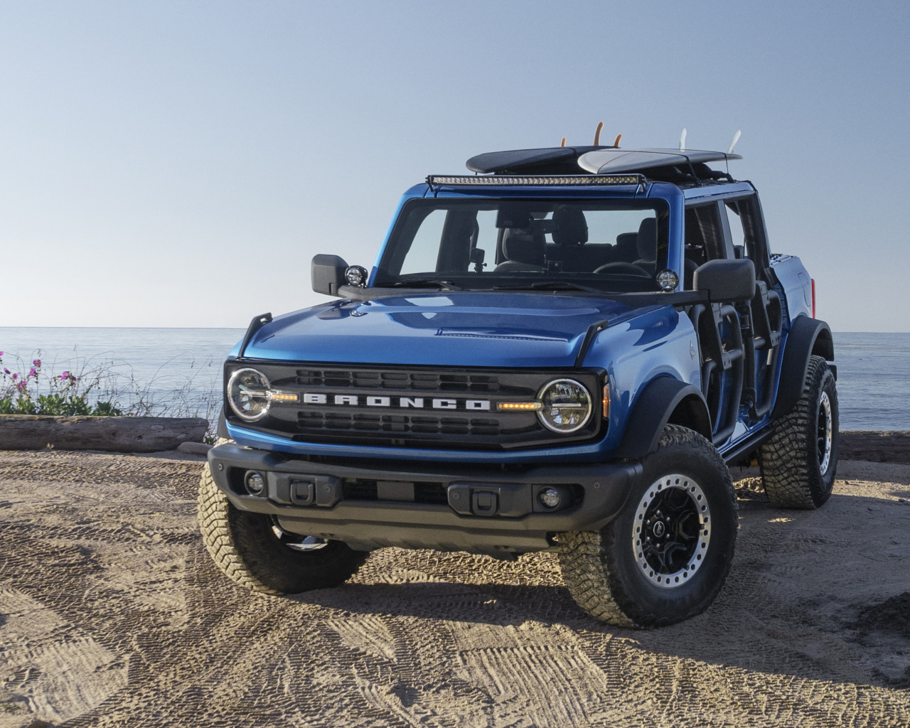 Внедорожник Ford Bronco Riptide Concept 2021 года на фоне моря