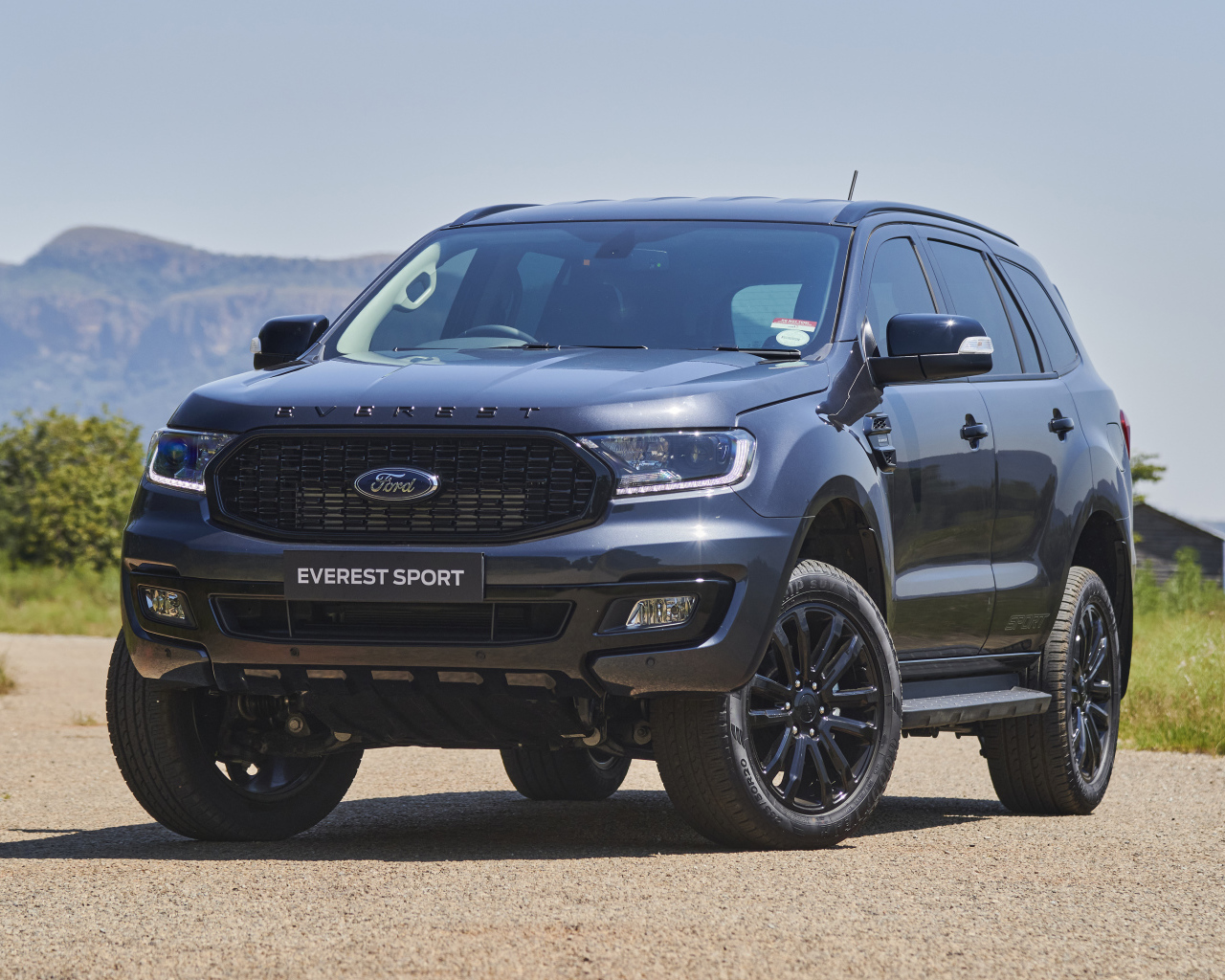 Внедорожник Ford Everest Sport 2021 года на дороге