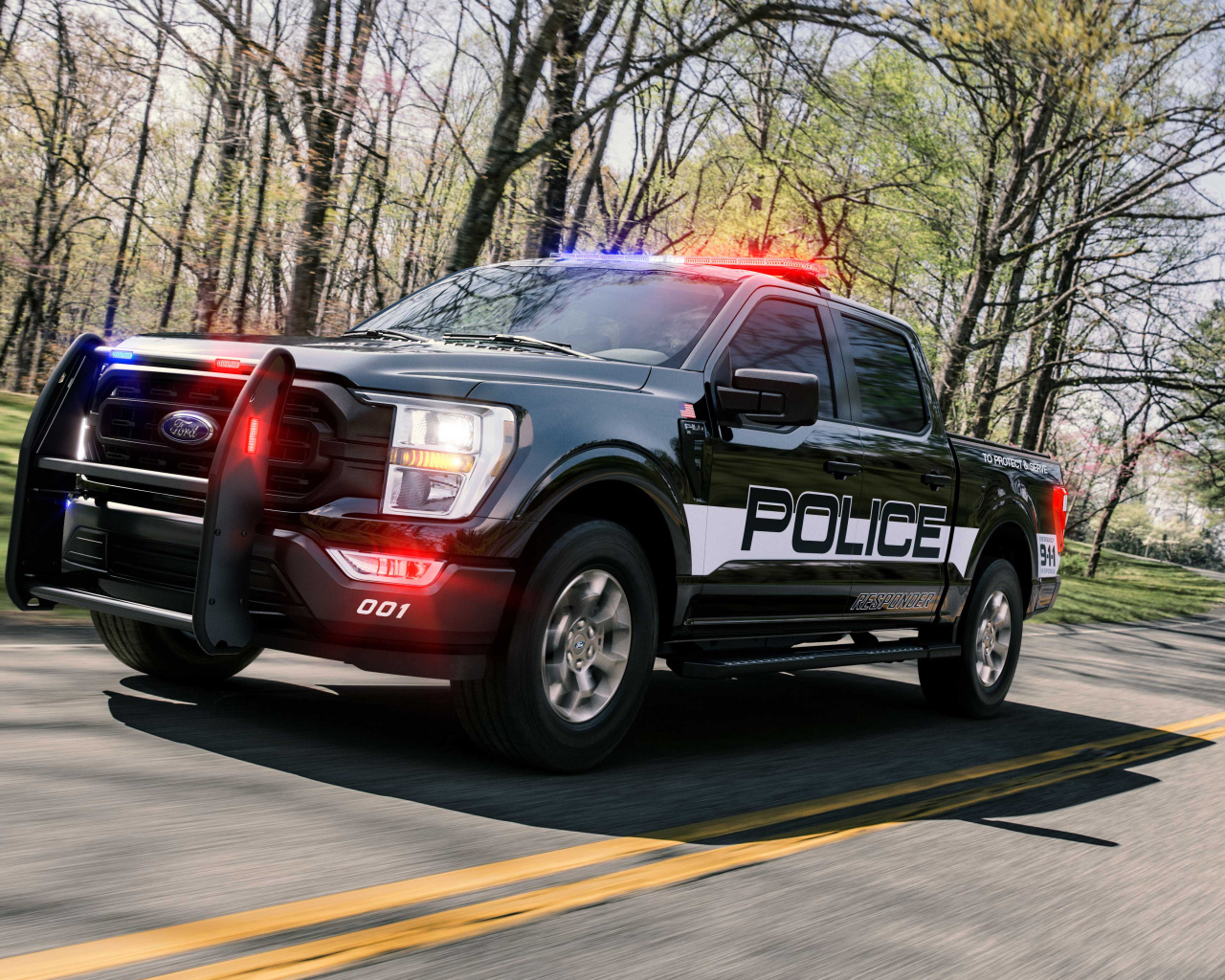 Служебный пикап Ford F-150 , 2021 года на дороге