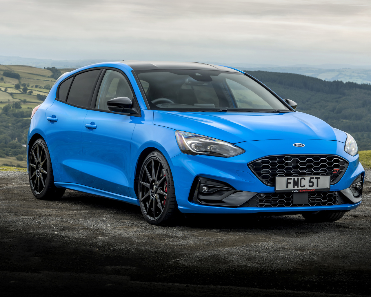 Голубой автомобиль Ford Focus ST Edition 2021 года