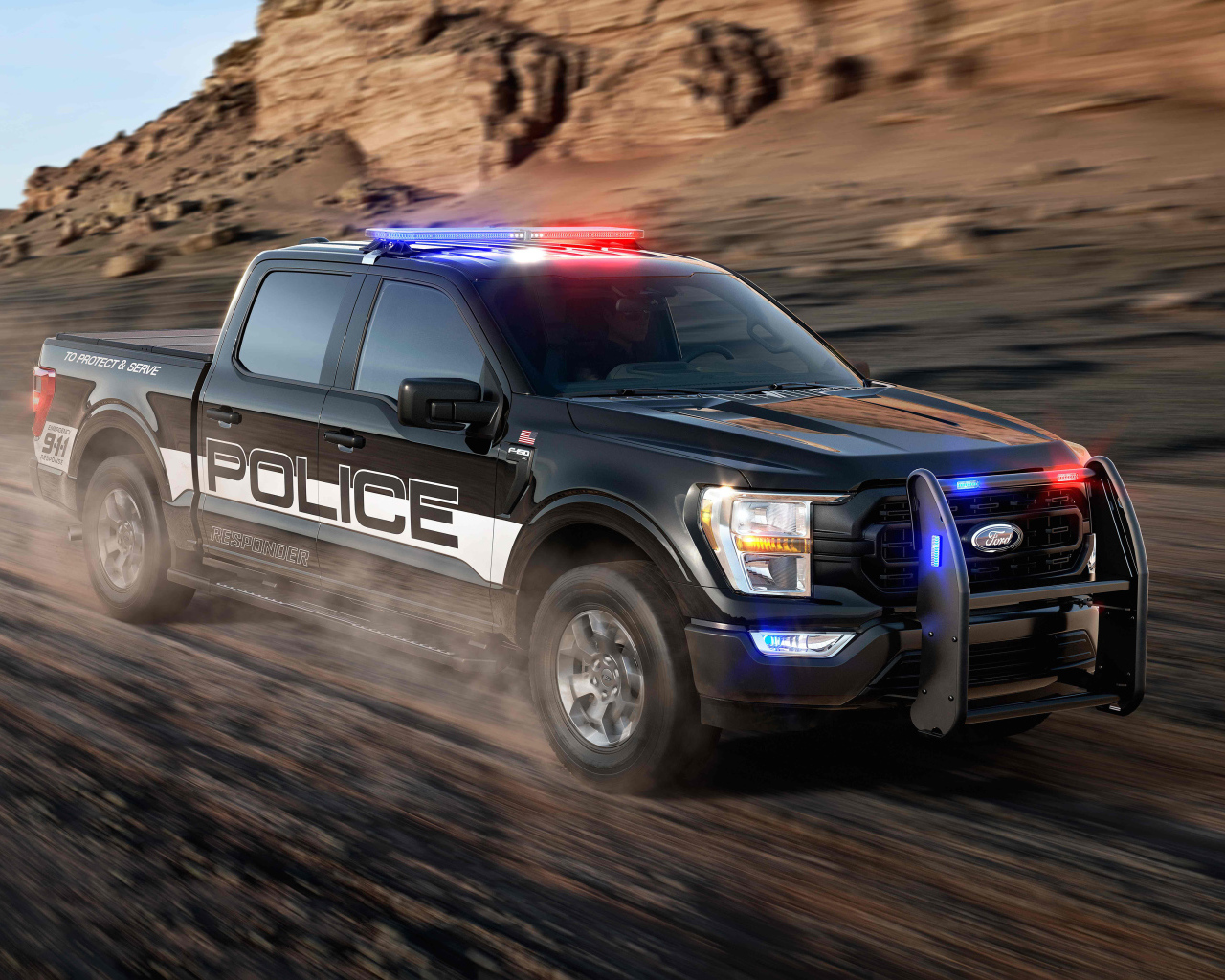 Черный пикап Ford F-150 Police Responder, 2021 года на трассе