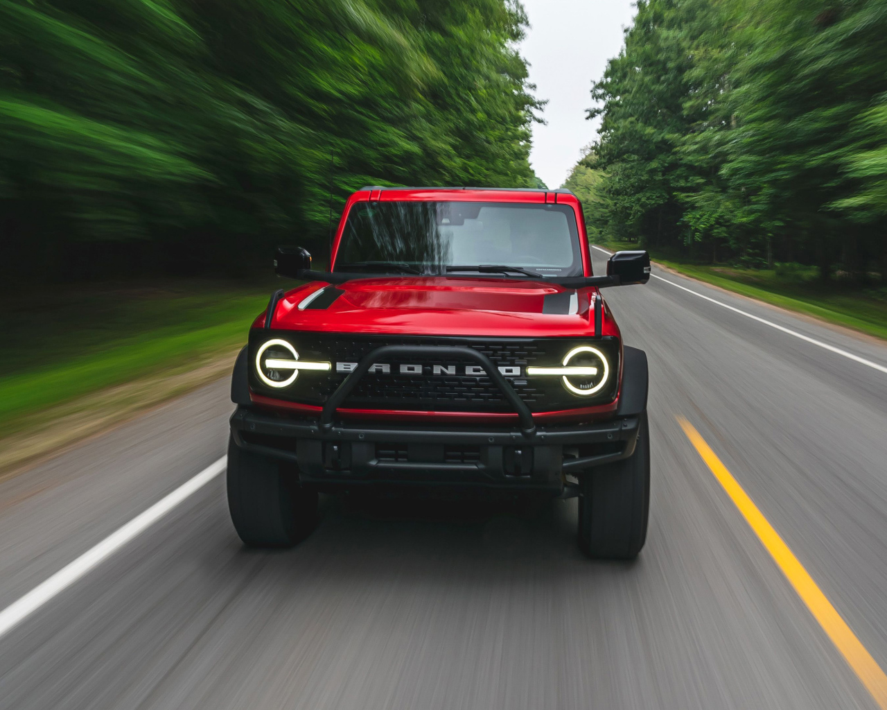 Красный внедорожник Ford Bronco 2-Door, 2021 года 