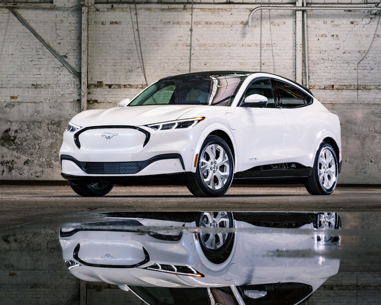 Белоснежный автомобиль  Ford Mustang Mach-E, 2022 года