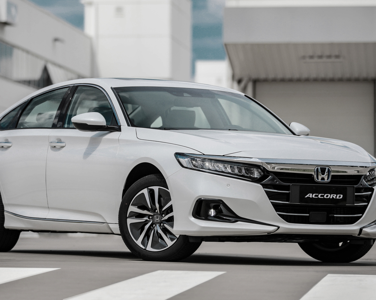 Белый автомобиль Honda Accord EHEV 2021 года у дома