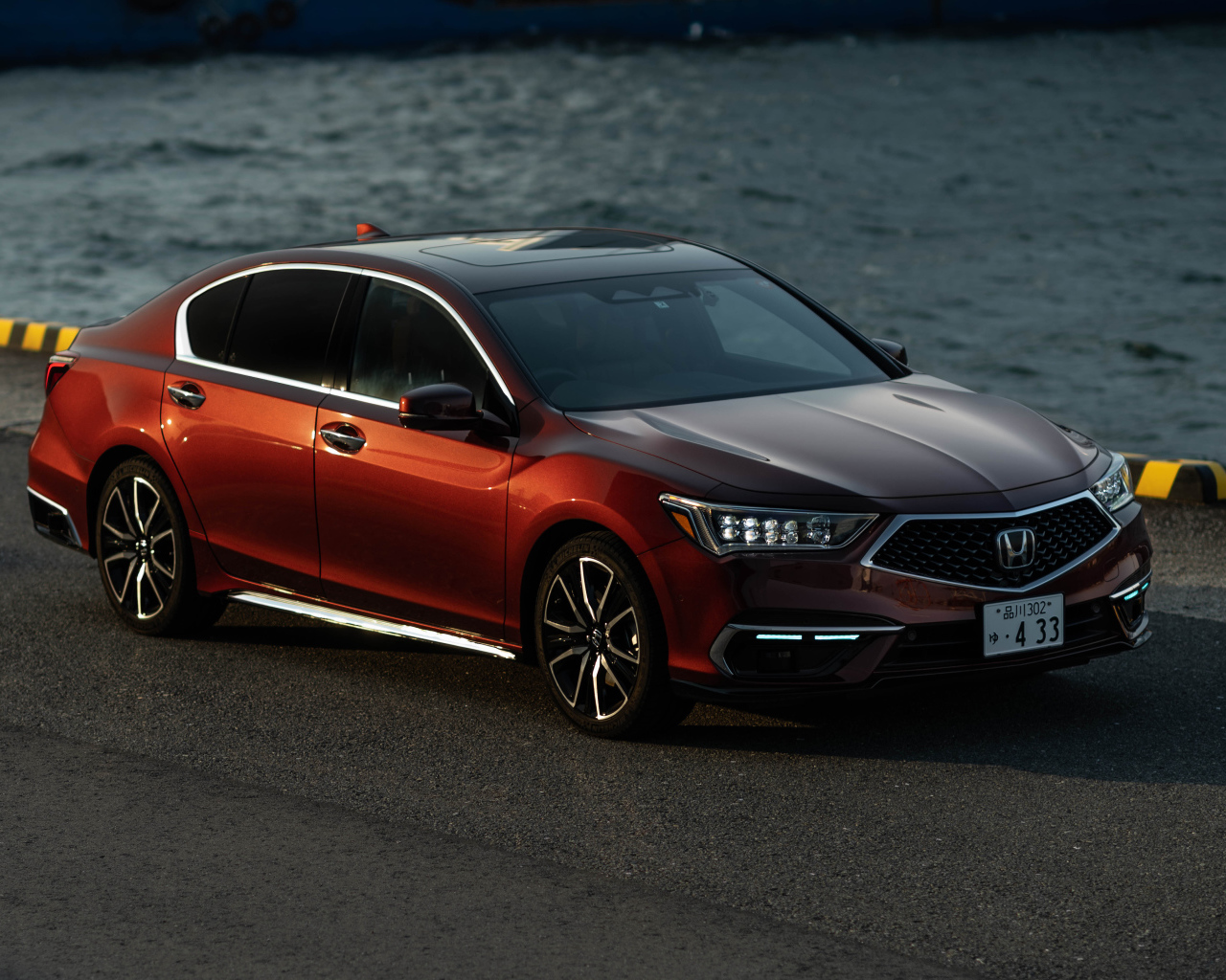 Бордовый автомобиль Honda Legend EX, 2021 года у воды