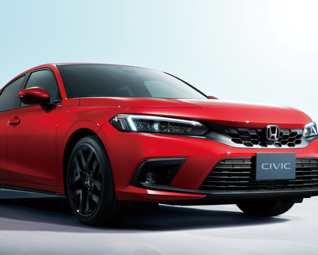 Красный автомобиль Honda Civic Hatchback 2021 года