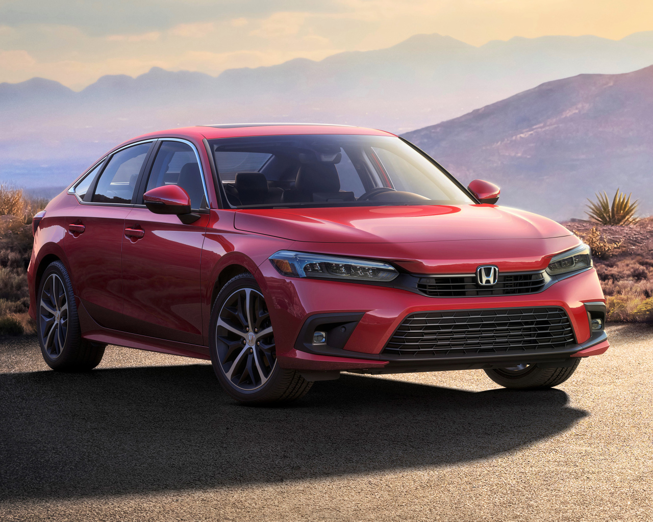 Красная новая Honda Civic, 2022 года в лучах солнца