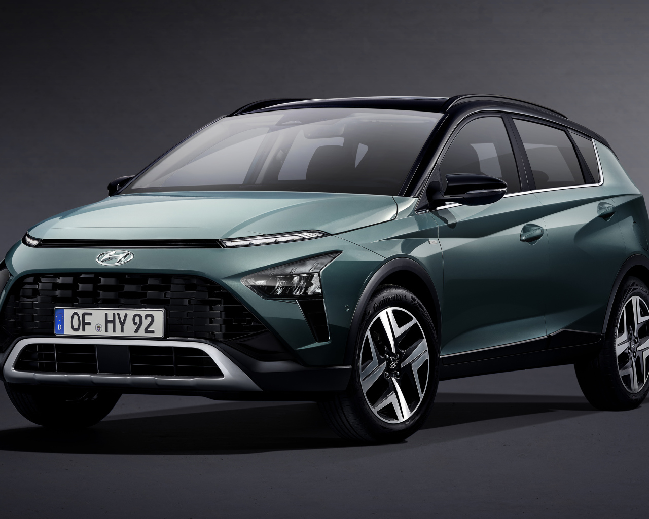 Автомобиль Hyundai Bayon 2021 года на сером фоне