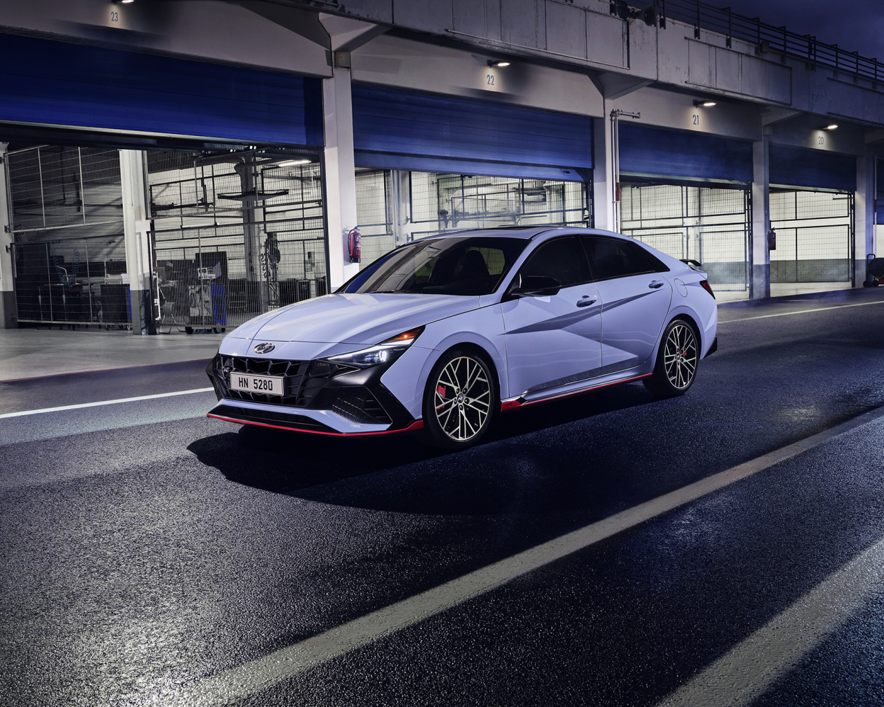 Автомобиль Hyundai Elantra N 2021 года у гаража