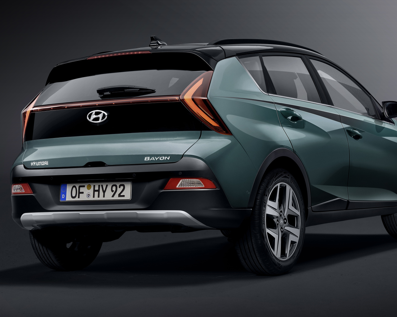 Автомобиль Hyundai IONIQ 5 2021 года вид сзади на сером фоне