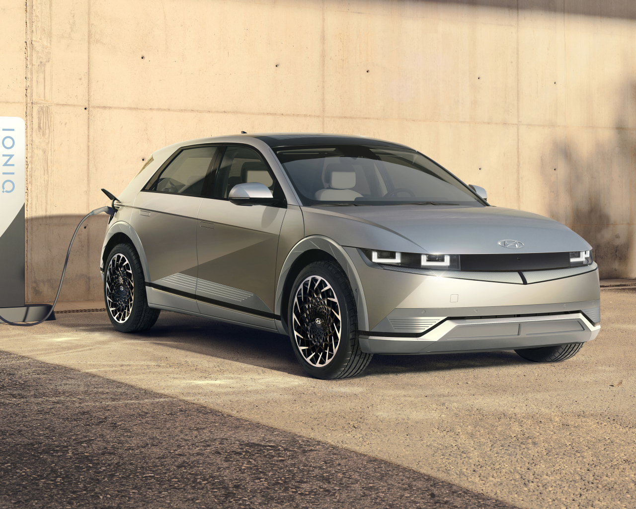 Электромобиль Hyundai IONIQ 5 2021 года на заправке