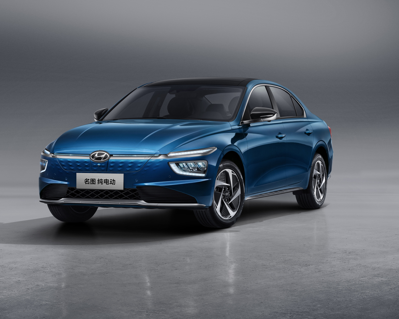 Автомобиль Hyundai Mistra EV 2021 года на сером фоне