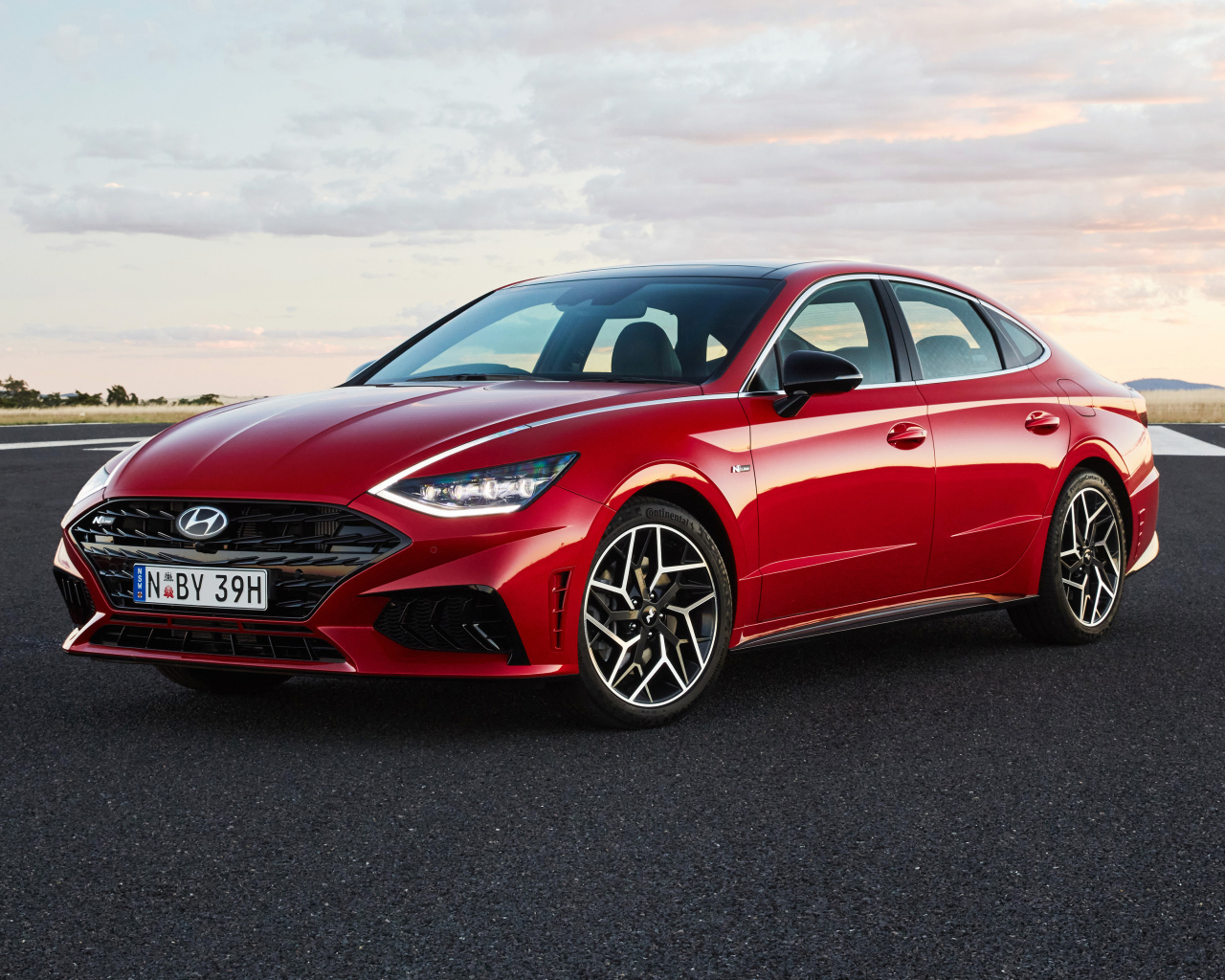 Красный автомобиль Hyundai Sonata N Line 2021 года на дороге