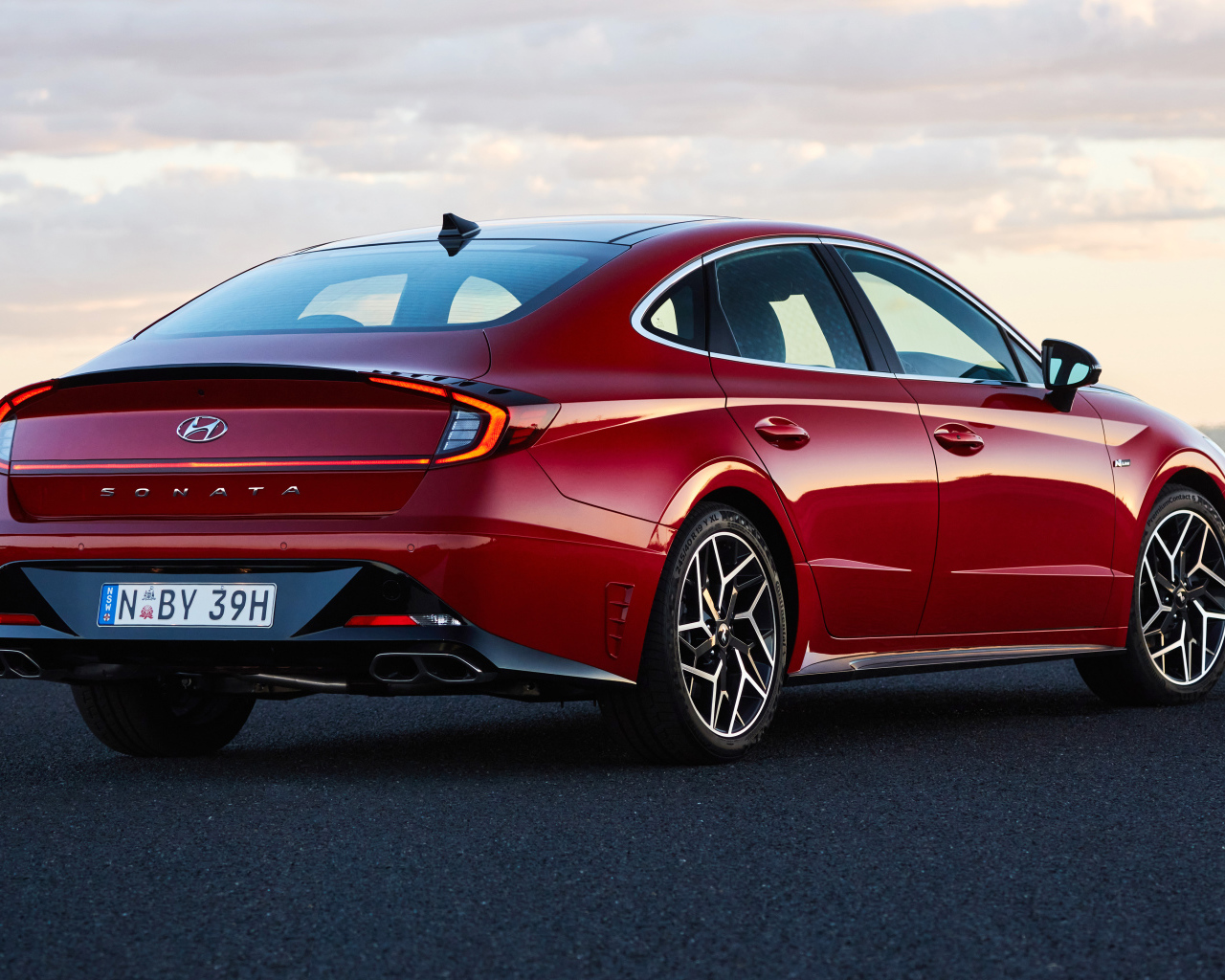 Красный автомобиль Hyundai Sonata N Line 2021 года вид сзади