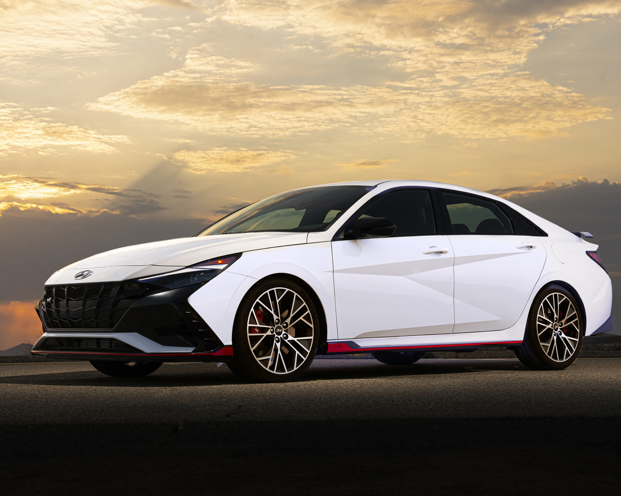 Белый Hyundai Elantra N, 2022 года на фоне неба