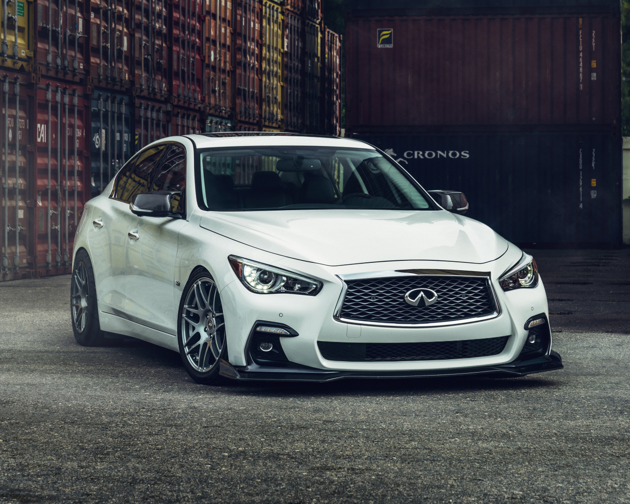 Белый автомобиль Infiniti Q50, 2021 года в порту