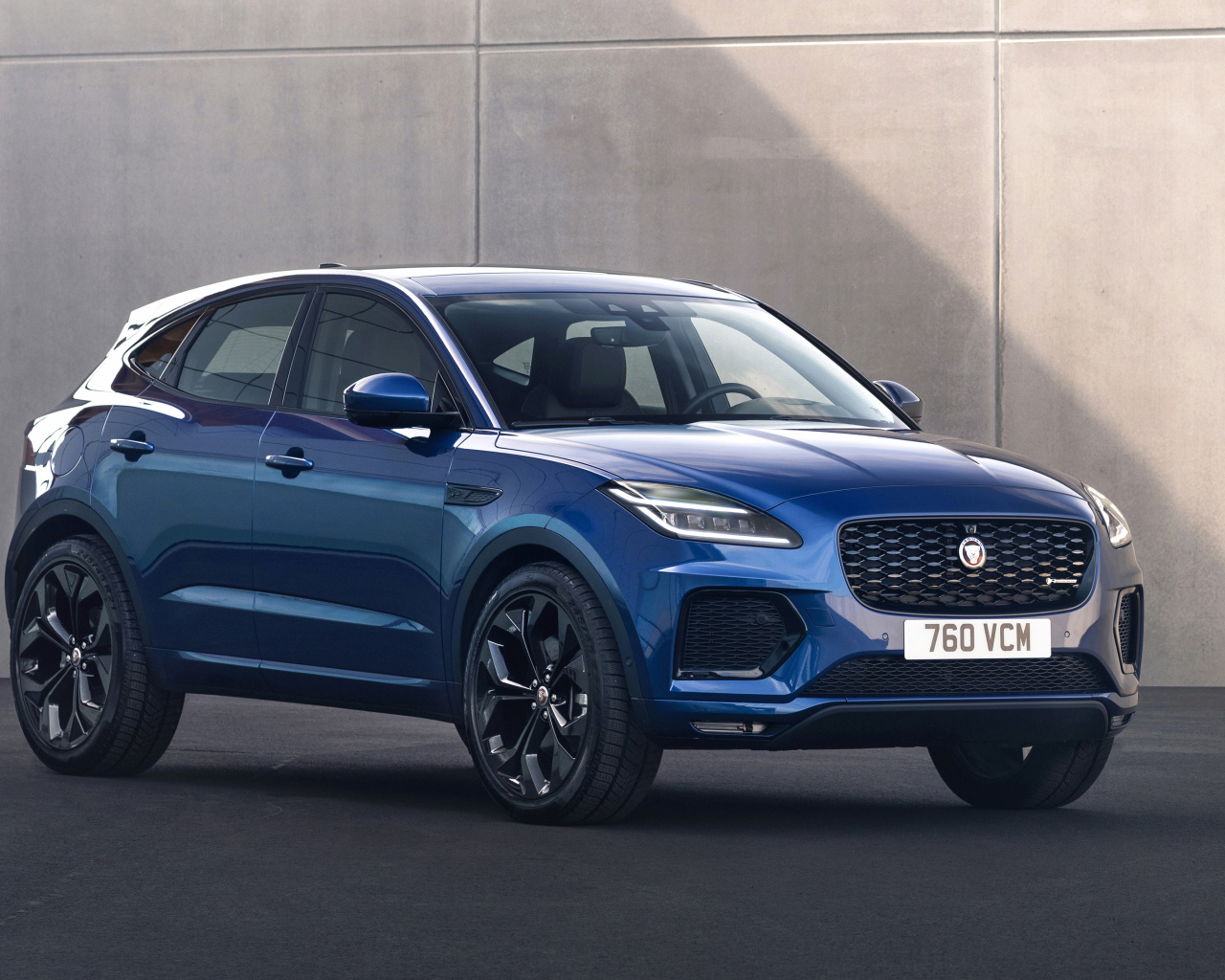 Синий внедорожник Jaguar E-Pace R-Dynamic Black Pack 2021 года