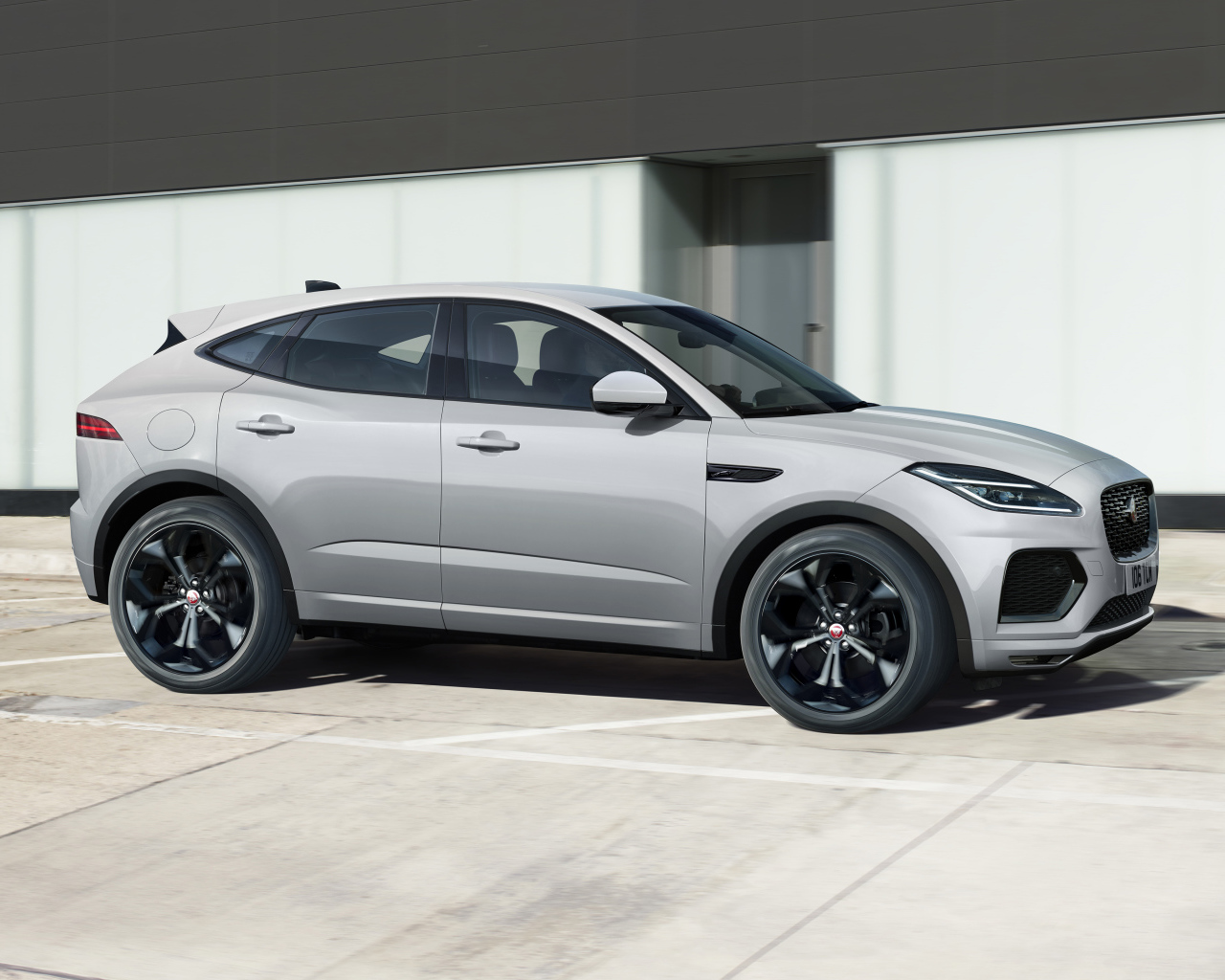 Серебристый кроссовер Jaguar E-Pace R-Dynamic Black Pack 2021 года