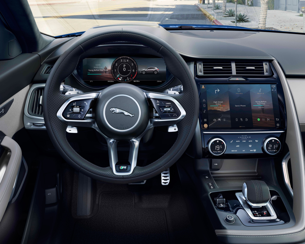 Черный салон автомобиля Jaguar E-Pace R-Dynamic Black Pack 2021 года