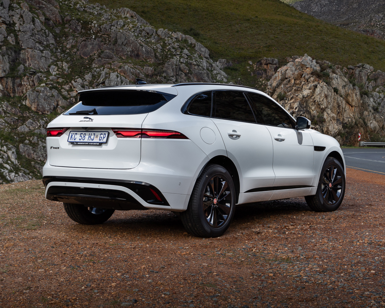 Внедорожник Jaguar F-Pace D300 R-Dynamic Black Pack 2021 года в горах