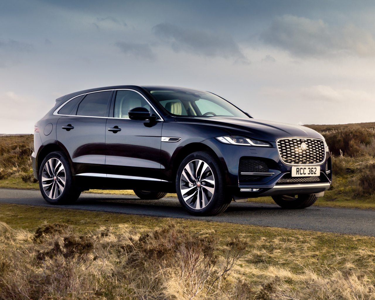 Черный автомобиль Jaguar F-Pace P400e AWD 2021 года